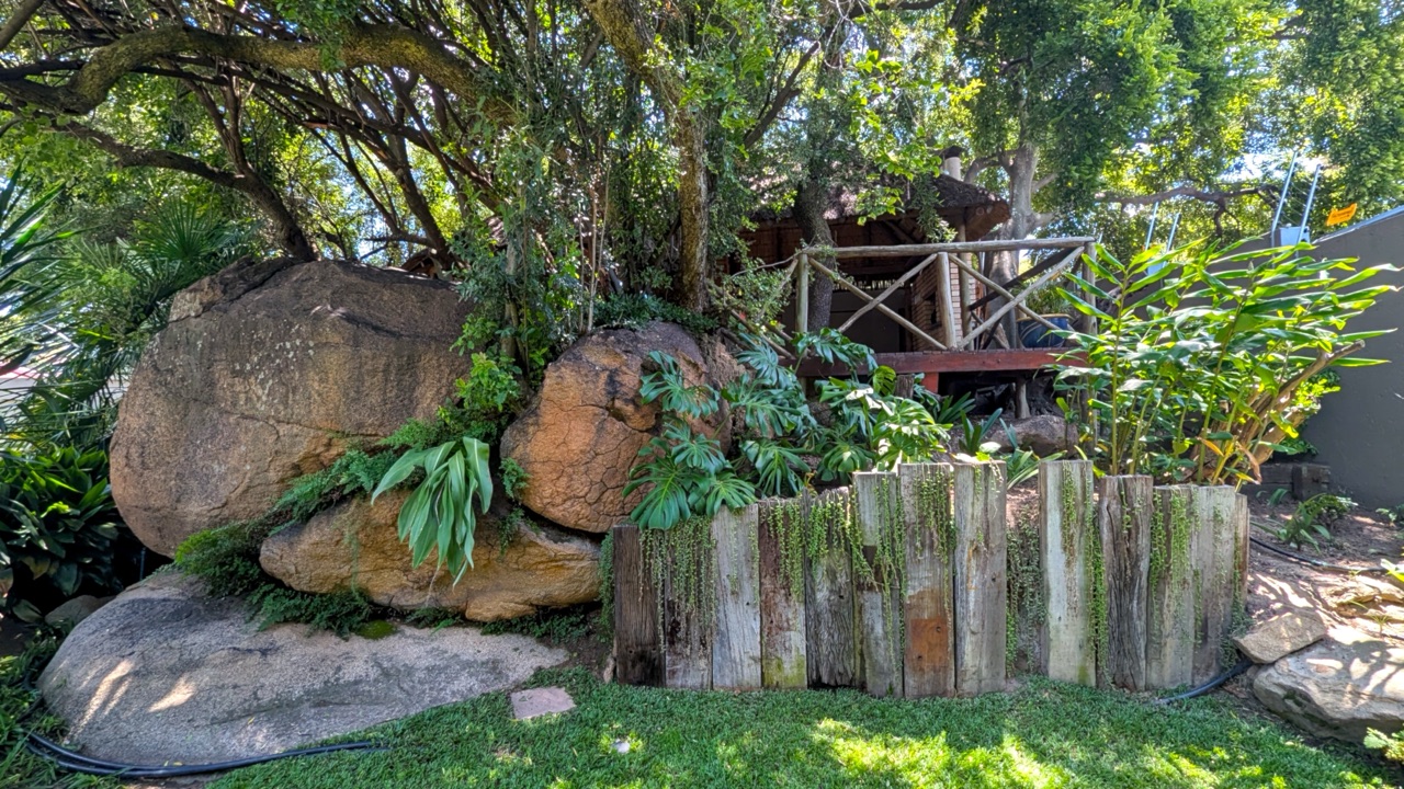 Casa Capricorne — lush African garden with tropical plants